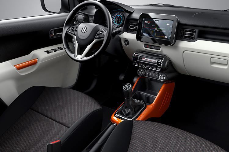 Der Innenraum mit dem Touch-Display, der zweifarbigen Armaturentafel und den orangenen Elementen gefällt uns trotz des vielen Plastik. (Bild: Suzuki)