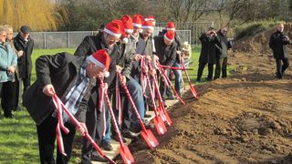 Sichtlich Spass hatten die passend zum Nikolaustag gekleideten Akteure beim Spatenstich am 6. Dezember letzten Jahres in Bensheim. (Bild: IO-Consultants)