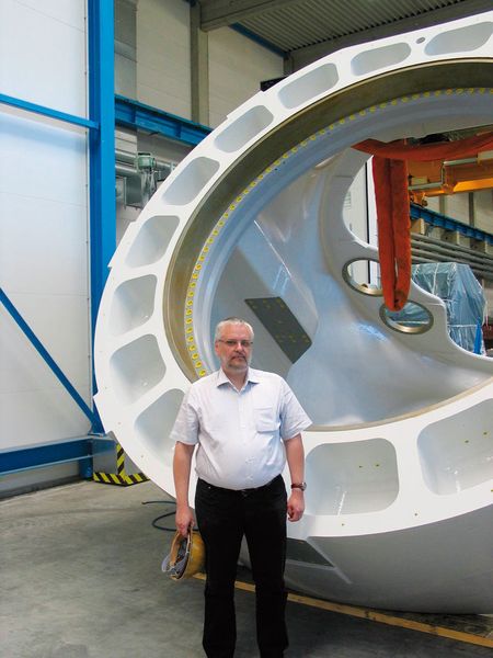 Uwe Knäbel, Fertigungsleiter der SHW Casting Technologies GmbH in Königsbronn: „Eine schwierige Aufgabe war auch das Wenden des Maschinenträgers nach der ersten Aufspannung zur weiteren Bearbeitung. Mit einem Modell im Maßstab 1 : 20 ermittelten wir die exakte Lastverteilung, um den Maschinenträger problemlos wenden zu können.“ Bild: Kuttkat (Archiv: Vogel Business Media)