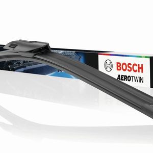 Das Wischerblatt Aerotwin J.E.T Blade mit integrierten Spritzdüsen sorgt für bessere Sicht und mehr Sicherheit durch gezieltere Frontscheibenreinigung.(Bild:  Bosch)