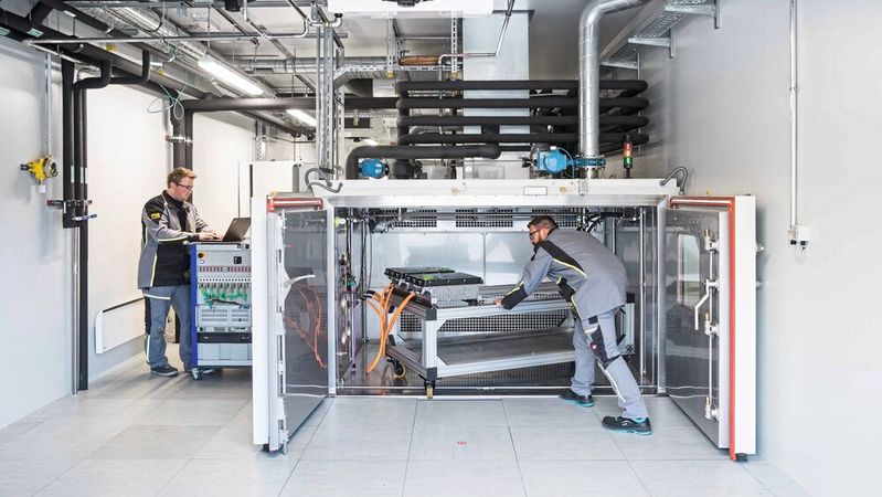 In den neuen Prüfständen stehen Klimakammern für effiziente Tests von kleineren Batterien bereit. (Bild:  Valmet Automotive)