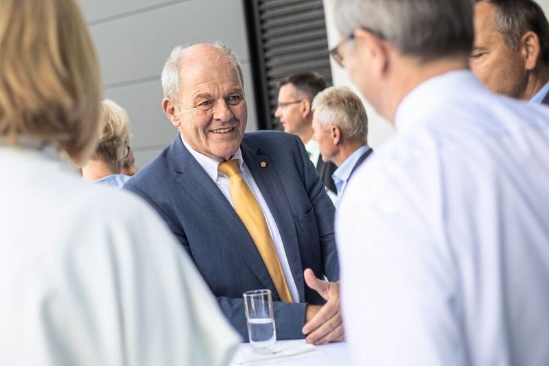 Ulrich Kromer von Baerle, Geschäftsführer und Sprecher der Messe Stuttgart, im Gespräch mit Journalisten auf der AMB-Fachpressekonferenz (Landesmesse Stuttgart, www.messe-stuttgart.de)