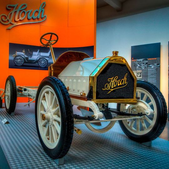 Die erste Baustufe des Horch 14-17 PS mit Fahrgestell, Motorumhausung, Kühler, Achsen und Rädern steht bereits im Museum. (Bild:  August Horch Museum Zwickau)
