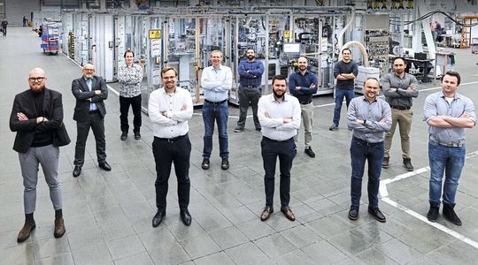 Enge Zusammenarbeit im Team (v.l.n.r.) für die Entwicklung der komplexen Hairpin-Maschine (Hintergrund): Tilman Plaß, Darius Wala (beide Beckhoff), Oliver Schernau, Fabian Glöckler (beide Grob), Karsten Schätzle (Beckhoff), Thomas Thurnhuber, Daniel Gugenberger, Florian Pichler (alle Grob), Florian Schütt (Beckhoff), Martin Ellenrieder, Andreas Reißer und Thomas Greißel (alle Grob).(Bild:  Beckhoff)