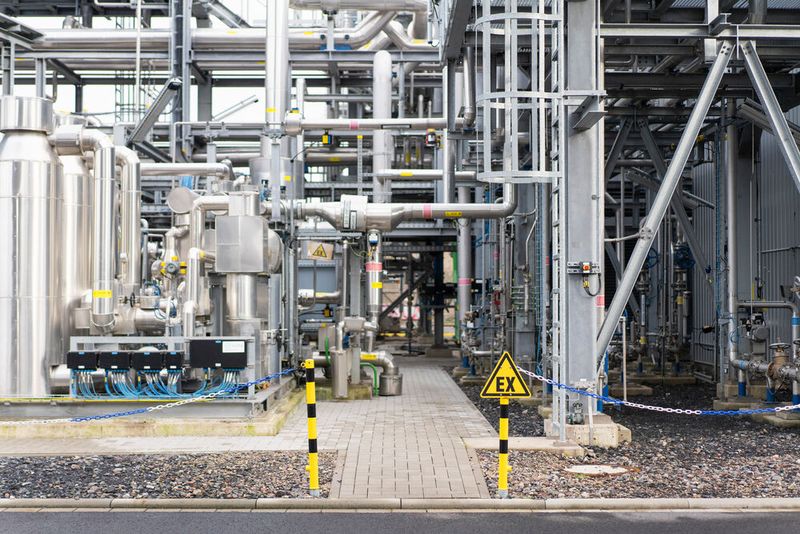 Der Dräger Polytron 5200 CAT ist ein explosionsgeschützter Gassensor zur Detektion brennbarer Gase. Das robuste Gehäuse aus Aluminium oder Edelstahl eignet sich für gefährliche Umgebungen. (Bild: Dräger)