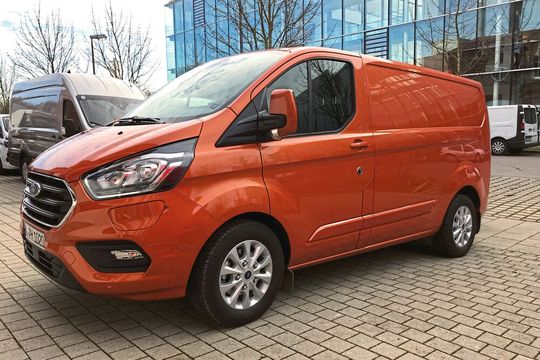Ford bietet den Kastenwagen des Transit Custom künftig auch als Plug-in-Hybrid an. Das Besondere: Der 1-Liter-Eco-Boost-Motor ist vom Antriebsstrang entkoppelt und fungiert als reiner Range Extender.(Bild:  Schweitzer/»kfz-betrieb«)