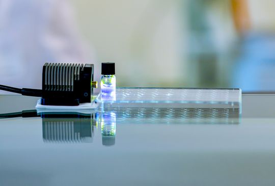 Zespół Empa opracował w laboratorium różne fotoprzełączniki, które reagują na światło widzialne emitowane przez diody LED o określonych długościach fal. Zaintegrowane z plastrem umożliwiają one sterowane światłem uwalnianie odpowiednich substancji czynnych na ranę.(Bild:  Empa)