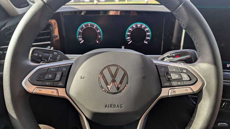 Die Bedienung ist sehr touchlastig, aber immerhin gibt es wieder echte Schalter am Lenkrad. Da rechts an der Lenksäule nun der mächtige Fahrschalter sitzt, muss der VW-Fahrer Blinker und Wischer gemeinsam am linken Lenkstockhebel bedienen – oder „Ingenieurshebel“, wie man ihn früher bei Mercedes nannte. (Bild: Rosenow – VCG)