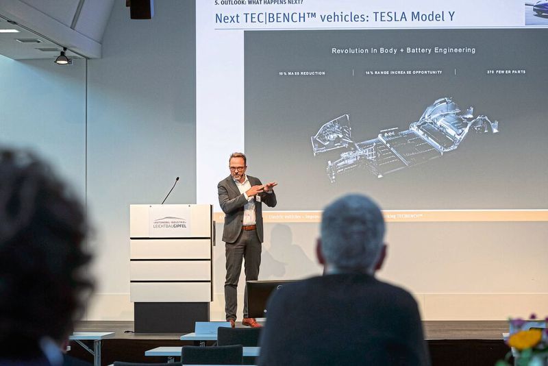 Virtuelles Benchmarking mit Mark Gevers von der Tecosim GmbH: Er sagte: „Tesla kann es nicht unbedingt besser, aber traut sich einfach mehr.“ (Stefan Bausewein)