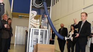 Um die Arbeit in Lager und Kommissionierung effizienter und ergonomischer zu gestalten, hat Schmalz gemeinsam mit dem Intralogistikspezialisten Still den Vakuum-Schlauchheber Ergonomie2Go für den Einsatz an Elektrohochhubwagen entwickelt. (Bild: Sonnenberg)