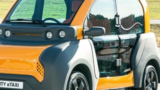 Die üblichen Einschränkungen bezüglich Reichweite kennt das City E-Taxi nicht, die Akku­module des Energiespeichers von BMZ werden an Wechsel­stationen einfach getauscht.  (Franz Bauer)