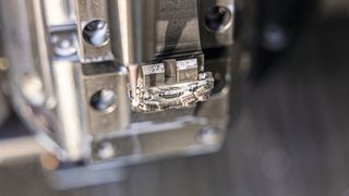 Dank Roboter kann hg medical die Implantate in einem Durchgang komplett fräsen. (Bild: Hermle)