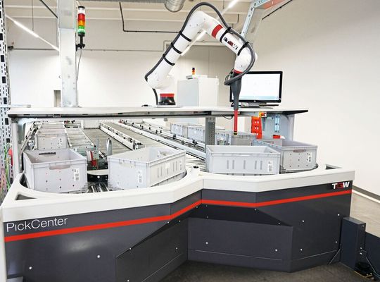 Auf der diesjährigen Logimat nimmt der österreichische Intralogistikspezialist TGW Logistics insbesondere die Möglichkeiten der Robotik in den Fokus.(Bild:  TGW Logistics)