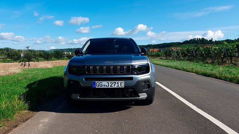 11. Fazit: Das Gesamtkonzept des Avenger ist schlüssig. Der erste elektrische Jeep ist ein durchaus praktisches und schickes City-SUV, das einen Hauch Abenteuer versprüht. Zumindest als Zweitwagen sind die Reichweite und das Platzangebot im Innenraum völlig ausreichend. Es wäre nur schön gewesen, wenn Jeep im Innenraum auf etwas höherwertigere Materialien gesetzt hätte. Schließlich fällt der geteteste vollelektrische Avenger, anders als die 27.000 Euro teure Verbrennerversion, mit einem Preis von rund 45.000 Euro nicht wirklich in die Schnäppchen-Kategorie.  (Bild: Mauritz – VCG)