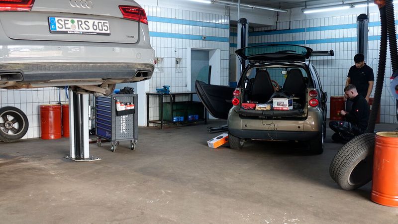 Ergo überdachten die beiden Jungunternehmen ihr Geschäftsmodell. Heraus kam dabei ein markenfreies Autohaus. Seitdem wächst dessen Serviceanteil immer weiter und weiter. (Bild: Schreiner – VCG)