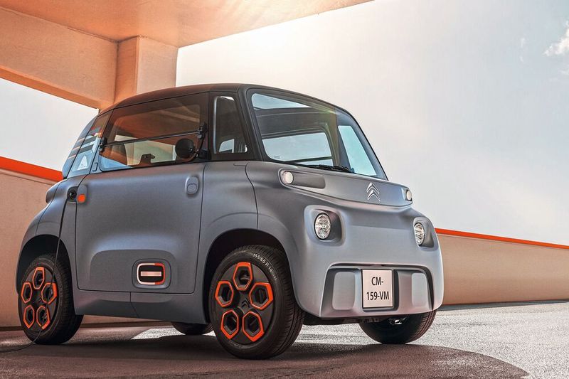 Mit 2,41 Metern Länge unterbietet der Zweisitzer selbst die erste Smart-Generation. (Bild: maison-vignaux @ Continental Productions)