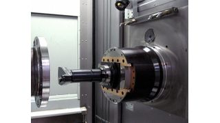 Dr. Marcus Queins, Entwicklungsleiter bei der Dörries Scharmann Technologie GmbH (DST): «Es handelt sich um ein in jeder Hinsicht vollwertiges Bearbeitungszentrum, das eine Komplettbearbeitung mit Rund- und Planlaufgenauigkeiten von wenigen Mikrometern bietet.»  (Bild: DST)