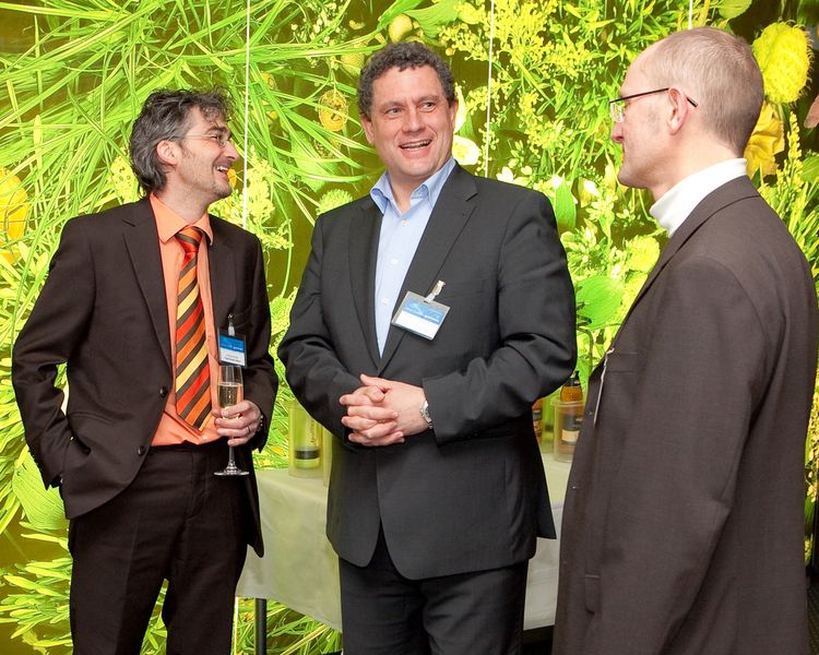 Adreas Stückl, Vogel Business Media, Axel Schäfer und Christian Lang von der Firma DSM Computer  (Archiv: Vogel Business Media)