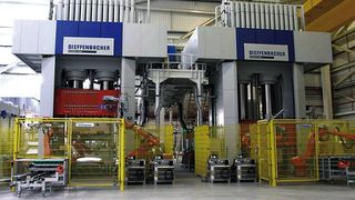 Bild 1: Auf zwei automatischen Produktionslinien des Pressenspezialisten Dieffenbacher entstehen die aus SMC gefertigten Heckdeckel des VW- Cabriolets Eos. (Archiv: Vogel Business Media)