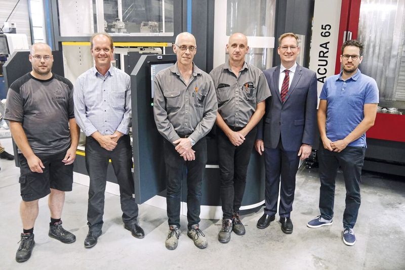 Die Geschäftsführer von Edumar Marius und Eduard Wijlaars (Mitte) und Mitarbeiter Joey van der Wallen sind mit der Anschaffung der Acura 65 EL von Hedelius und der Titanium 180 von BMO Automation sehr zufrieden. Maarten van Bun, Marketing Manager BMO Automation, Hedelius Geschäftsführer Dennis Hempelmann und Promas Geschäftsführer Richard Hermans überzeugen sich vor Ort vom guten Zusammenspiel der Anlage. (Hedelius)