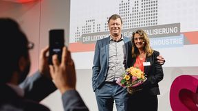 Chefredakteur Dr. Jörg Kempf dankte der leitenden Redakteurin Anke Geipel-Kern für ihr langes Engagement beim Smart Process Manufacturing Kongress. (Bild: Stefan Bausewein)