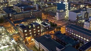 Das Herz der BASF-Gruppe ist die BASF SE mit ihrem Stammwerk in Ludwigshafen am Rhein. Mit über 200 chemischen Produktionsbetrieben, vielen hundert Labors, Technika, Werkstätten und Büros ist es der größte zusammenhängende Industriekomplex Europas.  (Bild: BASF)