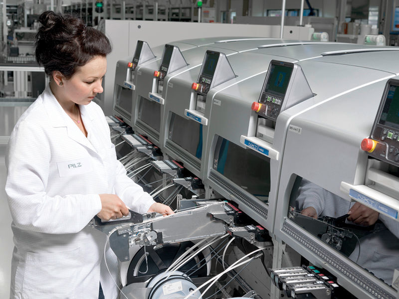 Im neuen Produktions- und Logistikzentrum produziert Pilz an modernen SMD-Linien Schaltgeräte, Steuerungen, Sensoren und Antriebstechnik-Produkte. (Bild: Pilz)