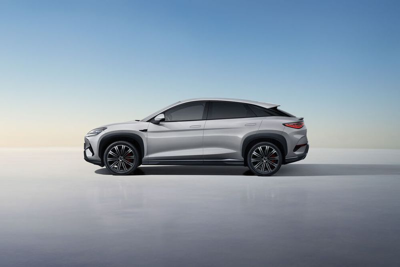 Neben einer rein elektrischen Variante gibt es auch einen PHEV. (Bild: BYD)