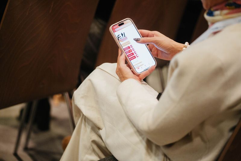 Durch die Veranstaltungs-App blieben die Teilnehmerinnen immer up-to-date: sie hatten die Agenda im Überblick, konnten sich für die interaktiven Sessions anmelden und Termine ausmachen, um sich auf dem Kongress vernetzen. (Bild: Manuell Emme Fotografie)