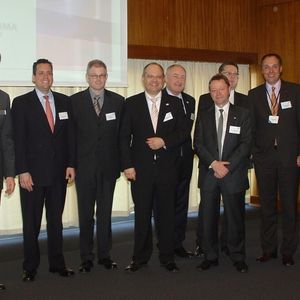 Der neue Vorstand der OE-A (v.l.n.r.): Dr. Klaus Hecker (OE-A Managing Director), Andrew Hannah (Plextronics Inc., Vice Chairman OE-A), Dr. Ralf God (ASEM GmbH), Wolfgang Mildner (PolyIC GmbH & Co., Chairman OE-A), Prof. Dr. Reinhard Baumann (pmTUC), Dr. Udo Bechtloff (KSG Leiterplatten GmbH), Prof. Dr. Arved C. Hübler (printed systems GmbH), Philipp Weissel (plastic electronic GmbH), Dr. Michael Heckmeier (Merck Chemicals Ltd.)