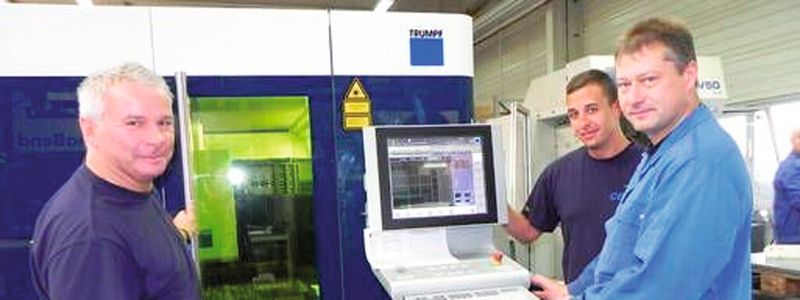 Um präzise und kundenorientiert arbeiten zu können, setzen Göran Rödler (rechts), Ronny Neumann (links) und Firmenchef Werner Neumann auf moderne Technik von Trumpf. (Bild: CBV)