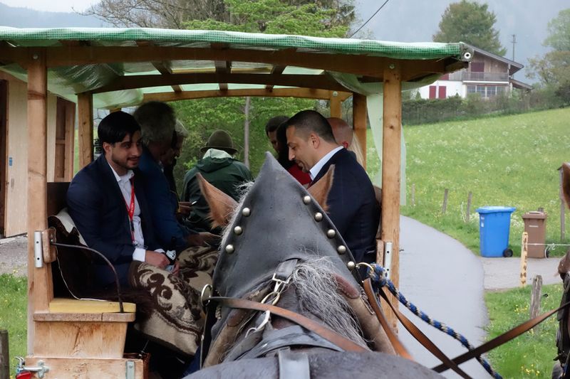 (l.) Sherwin Rahmani, WAVE Distribution, und Ecevit Güneser, TAROX, genießen die Fahrt in die Berge. (Bild: IT-BUSINESS)