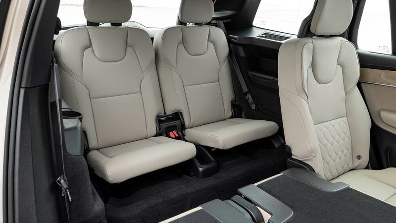 Der Zugang zur dritten Sitzreihe ist für Erwachsene beschwerlich. Auf längeren Fahrten dürften größere Menschen dort wenig Freude haben. (Bild: Volvo)