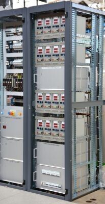 16 Labornetzteile des Typs LAB/SL übernehmen die Stromversorgung der Korrekturspulen. (Bild: Horst Stegmüller)