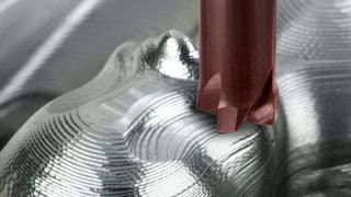 Vierschneidiger VHM-Schaftfräser MultiEgge 4Feed HSC von LMT Fette mit 10 mm Ø beim Fräsen von Werkzeugstahl mit 58 HRC. Die nanostrukturierte Beschichtung verträgt um 200 °C höhere Zerspanungstemperaturen als herkömmliche Schichten, die Standzeit konnte um 50 % erhöht werden. (LMT Group)