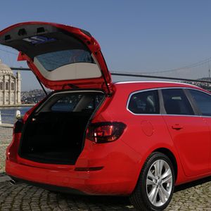 Wegen der abfallenden Dachlinie ist beim neuen Astra-Kombi das maximale Ladevolumen im Vergleich zum Vorgängermodell um 40 Liter auf 1.550 Liter zurückgegangen.