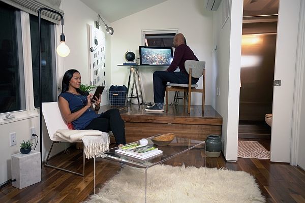Büro, Wohnzimmer, Bad: Das „Tiny House“ nutzt Beleuchtungstechnologien von Cree, Osram und Philips, die sich mit einer App kontrollieren lassen. Basis dafür ist die „Smart Home Development Acceleration Platform“ von Intel. (Intel)