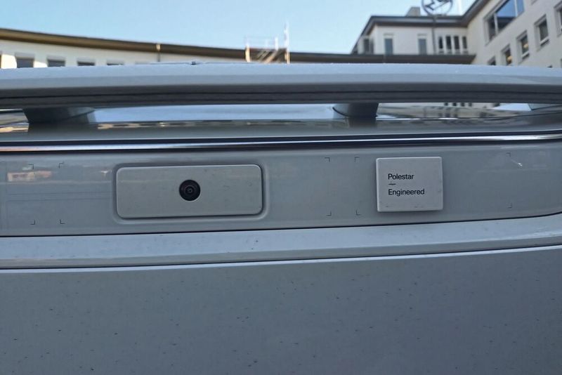 6. ADAS-Totalausfall bei Frost Bei minus zwei Grad, Nieselregen und Geschwindigkeiten über 100 km/h kapituliert das gesamte ADAS-System. Von einen skandinavischen Auto für über 100.000 Euro kann man deutlich mehr erwarten. Auf dem Bild sind die Markierungen zu sehen, die die Position der Sensoren anzeigen. (Bild: Sven Prawitz/Vogel Communications Group)