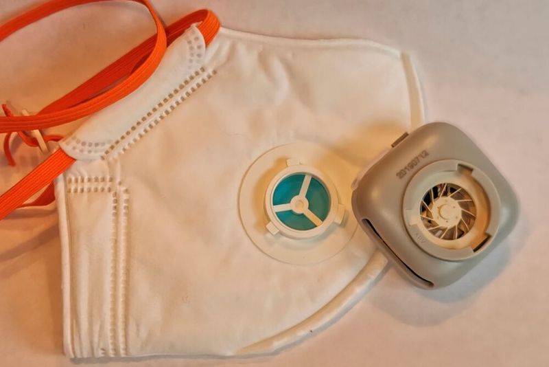 Der Ventilator wird im Handumdrehen mit einem Bayonettverschluss an der Maske befestigt. (Holz / »kfz-betrieb«)