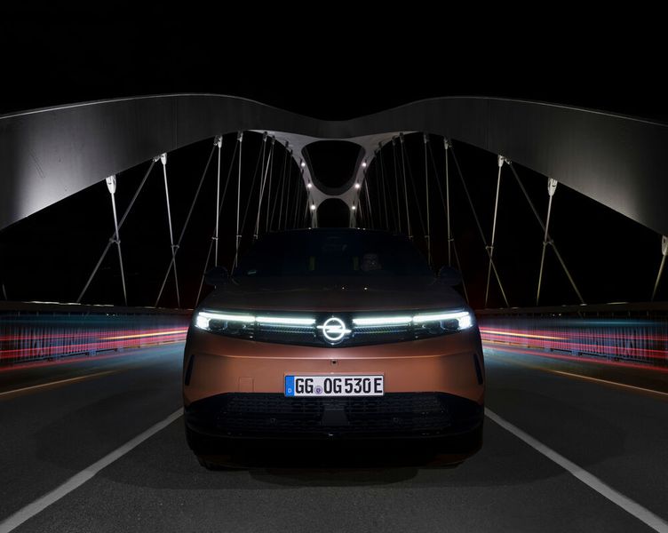 The logo at the front is illuminated. (Image:Opel)