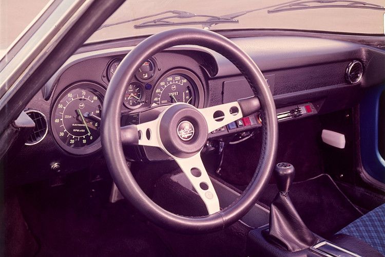 Das Cockpit der ersten A110: Viele Rundinstrumente, ansonsten kaum Auffälligkeiten. (Renault)