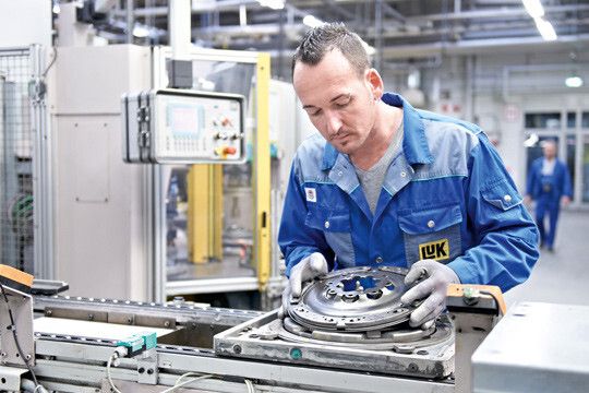 Bei der Montage durchläuft das Zweimassenschwungrad zahlreiche Stationen, wobei überall die Qualitätskontrolle großgeschrieben wird. (Foto: Schaeffler)