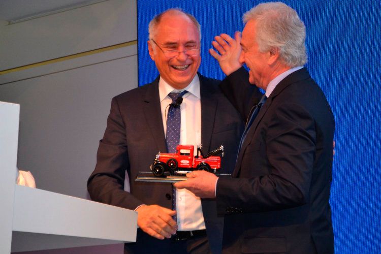 Dr. Klaus Sorg (li.) überreicht Volker Reichstein zum Abschied ein passendes Geschenk. (Foto: Mauritz/Redaktion »kfz-betrieb«)