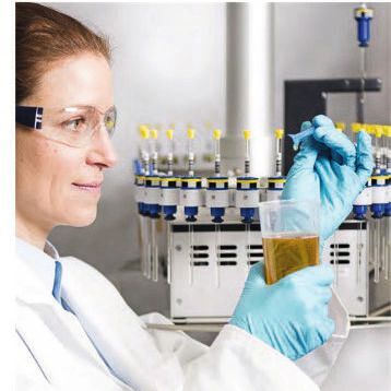 Prüfung einer Olivenölprobe am Nordbayerischen NMR-Zentrum auf dem Campus der Universität Bayreuth. 