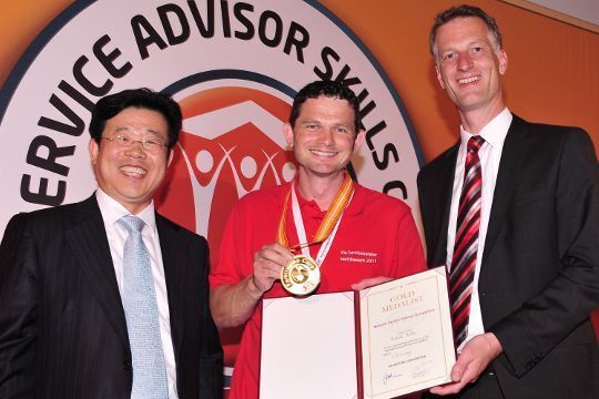 Jack Kim (li.), Geschäftsführer (CEO) von Kia Motors Deutschland, und Kristian Kremer (re.), Leiter Aftersales, gratulierten Michael Müller. (Archiv: Vogel Business Media)