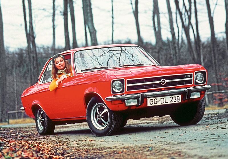 In den Markt kam der Ascona ab 1970 als viertürige Stufenhecklimousine, dreitüriger Kombi Voyage und als zweitürige Stufenhecklimousine. Ursprünglich sollte aus dem Ascona A ein Kadett C werden. Doch dann entschieden sich die Verantwortlichen bei GM und Opel anders und präsentierten den Wagen als eigenständige Modellreihe. (Bild: Opel)