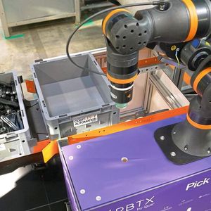 Der Rebel Move kommt bei Igus als autonomes Shuttle zum Einsatz, das unter anderem Drehstapelbehälter mit Bauteilen von Spritzgussmaschinen abtransportiert. (Bild:  Igus)