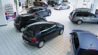 Das ist das Stammhaus der Albertsmeyer-Gruppe, die aus drei Betrieben besteht. Im Showroom stehen sowohl Neu- als auch hochwertige Gebrauchtwagen. (Archiv: Vogel Business Media)