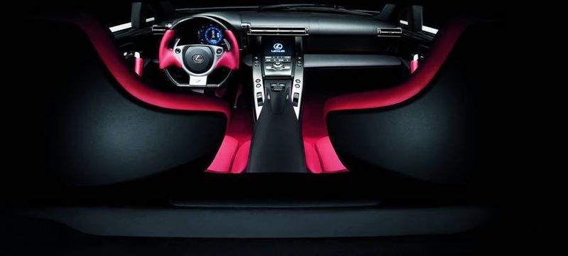 Der karge Innenraum ist eines echten Sportwagens würdig. Nichts soll vom Fahren ablenken. (Archiv: Vogel Business Media)