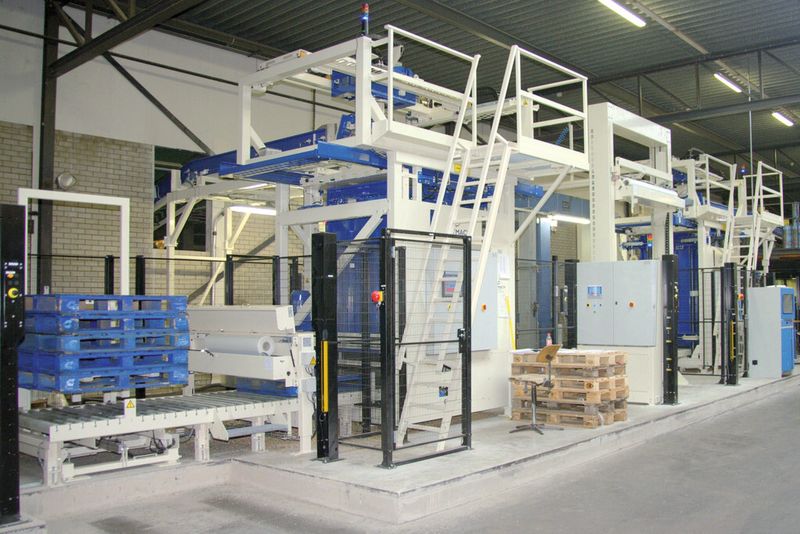 Palettierer der Baureihe Mach 5, die u.a. wie in dieser Anwendung Tierfuttersäcke stapeln, waren unten den ersten Maschinen von Symach, die auf dezentrale Antriebselektronik umgerüstet wurden (Bild: Getriebebau Nord)